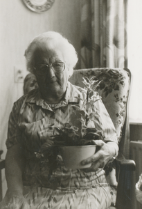 862628 Portret van mevr. Beppie Leeman-Huijting, bewoonster van Wijk C te Utrecht, op haar 90ste verjaardag, met een ...